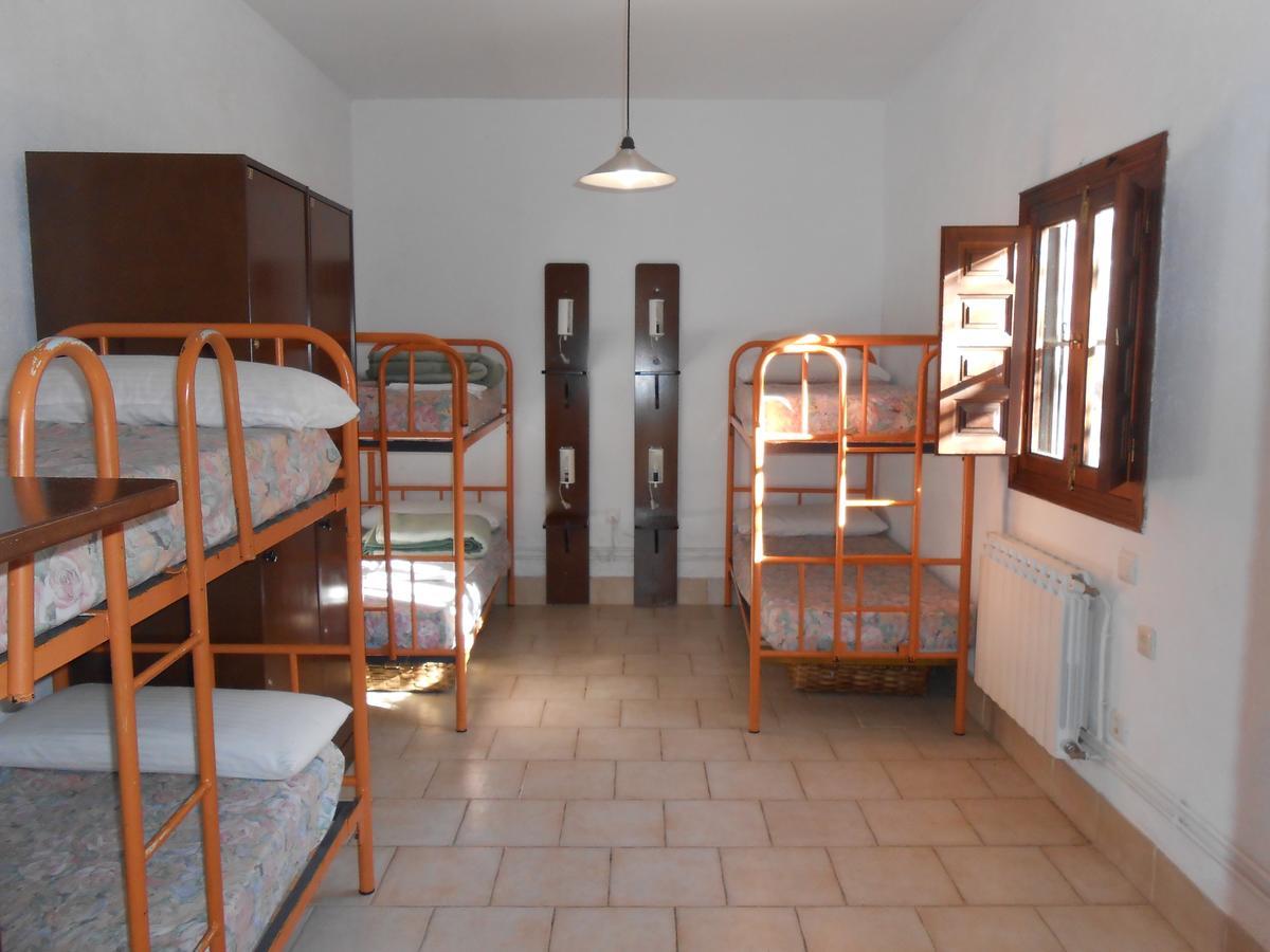 Cama en habitación compartida con 6 camas y baño